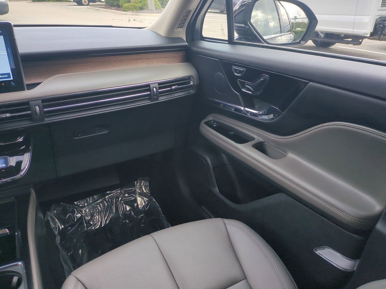 Used 2025 Lincoln Corsair Grand Touring image 18