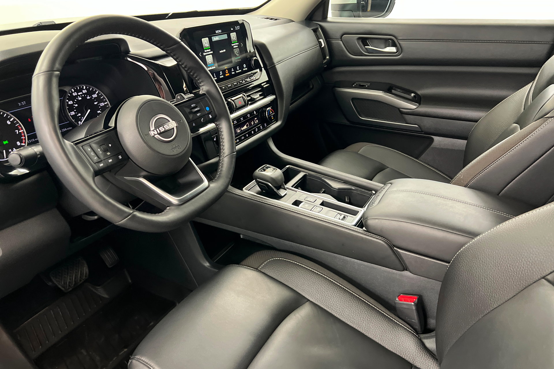 Used 2025 Nissan Pathfinder SL FWD image 17