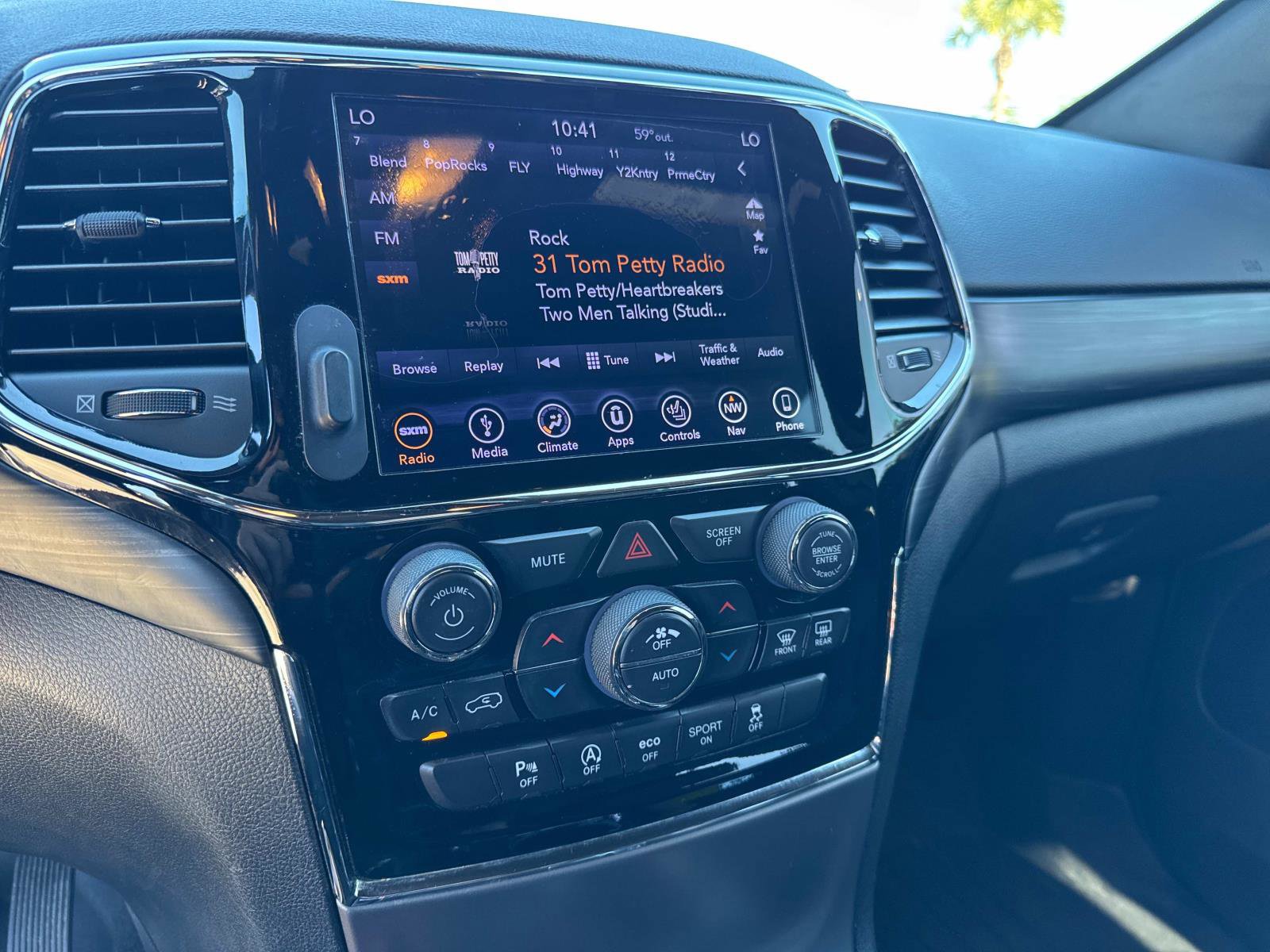 Used 2019 Jeep Grand Cherokee Laredo image 22