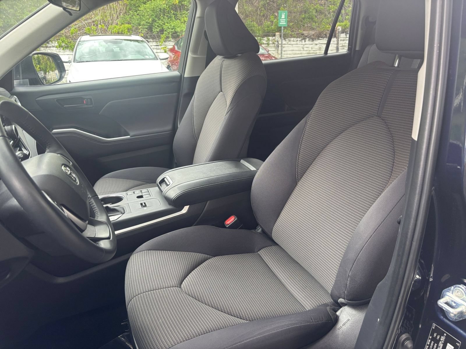 Used 2025 Toyota Highlander LE FWD image 39
