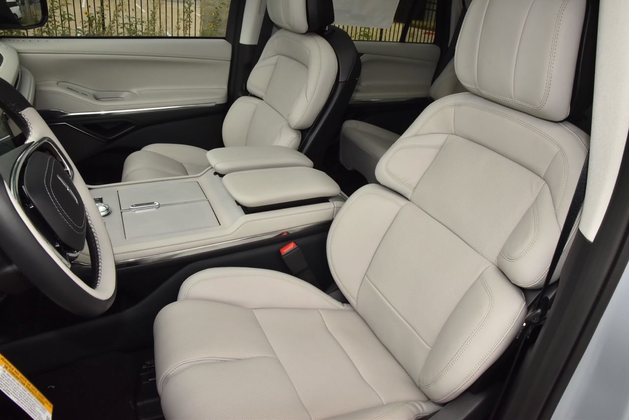 New 2026 Lincoln Navigator Reserve w/ Jet Appearance Package AWD/4WD image 36