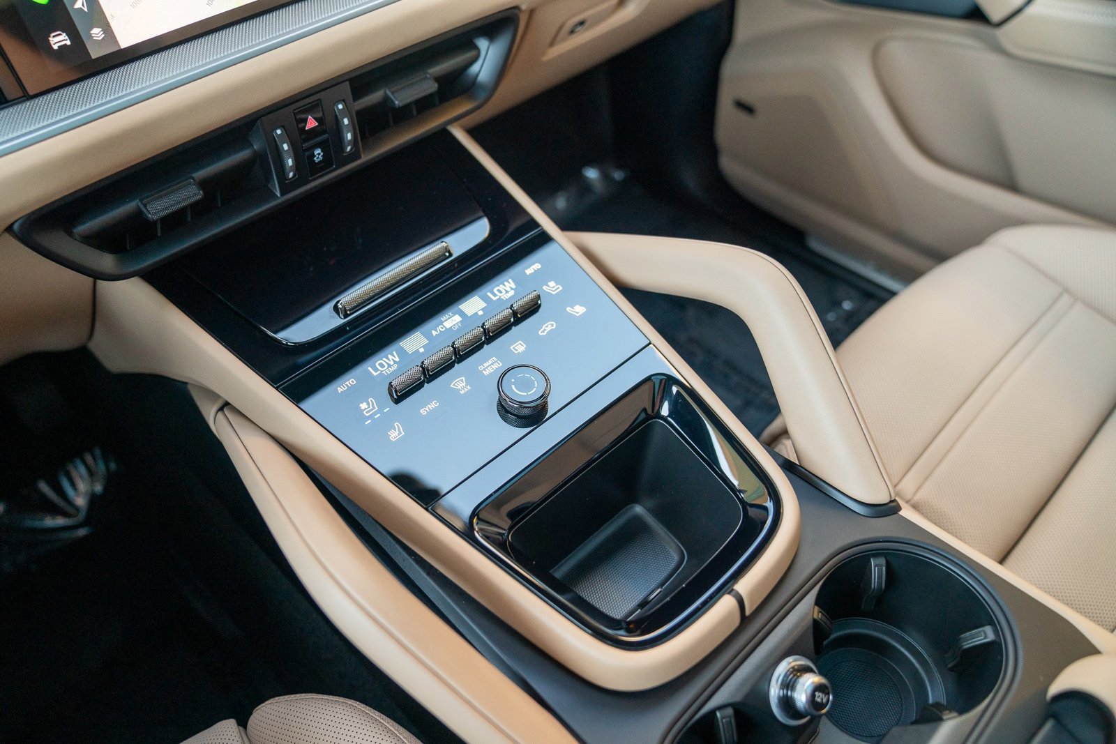 Certified 2025 Porsche Cayenne AWD/4WD image 17