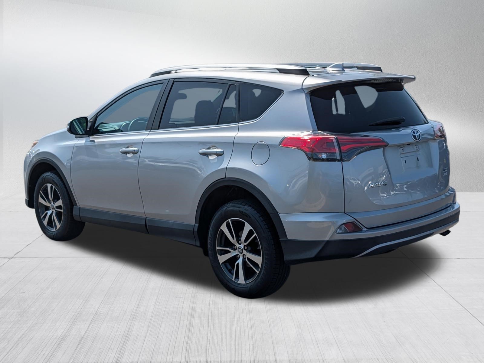 Used 2018 Toyota RAV4 XLE w/ Plus Extra Value Package AWD/4WD image 5