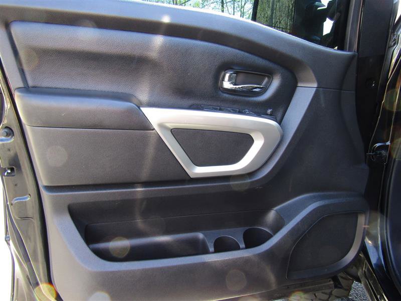 Used 2017 Nissan Titan SV image 9
