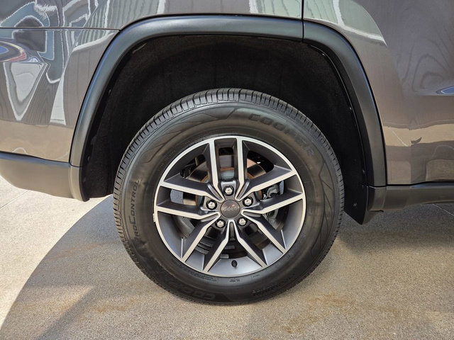 Used 2020 Jeep Grand Cherokee Limited w/ Premium Lighting Group AWD/4WD image 34