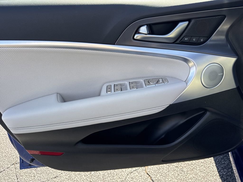 Used 2025 Genesis G70 2.5T w/ Sport Prestige Package image 10