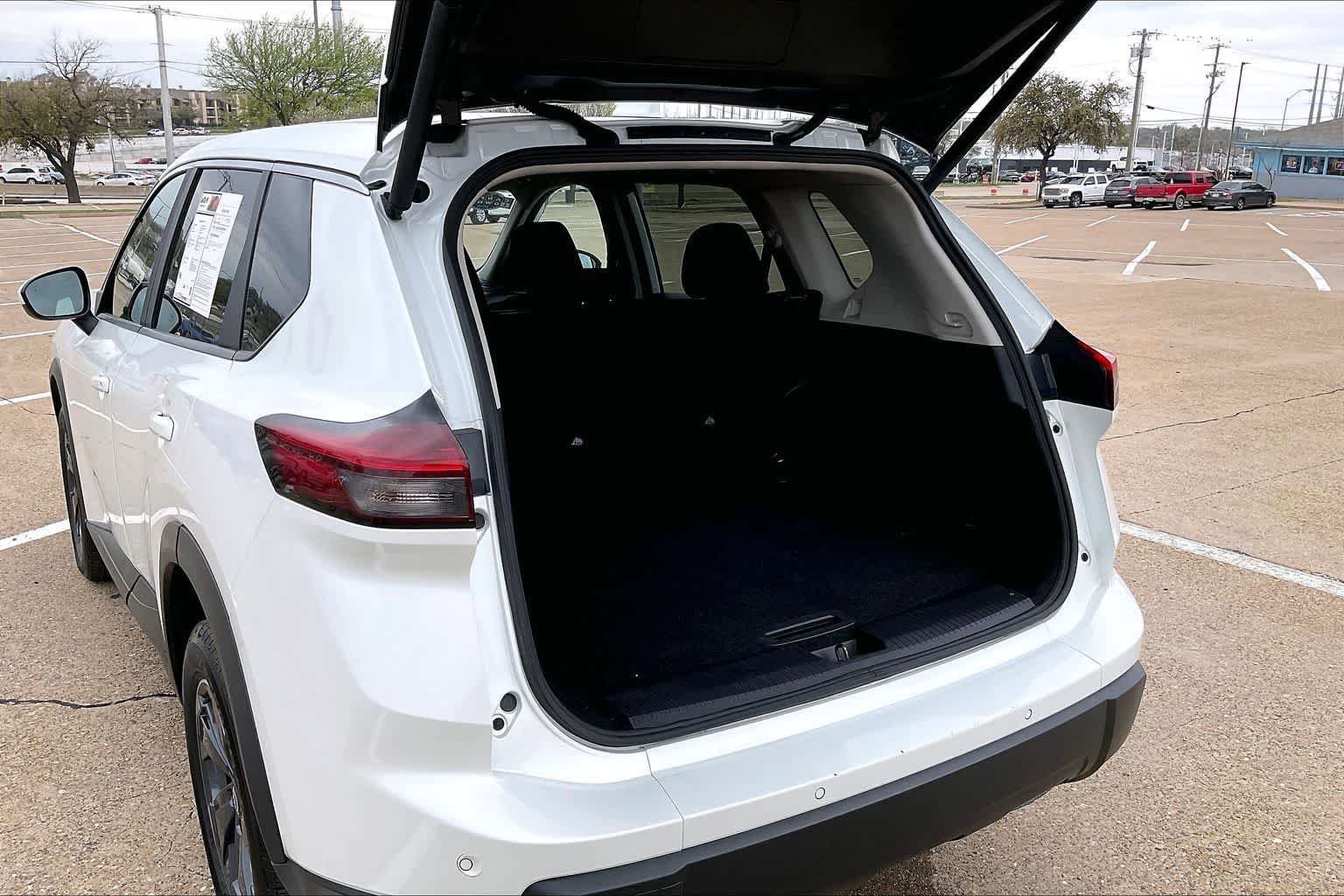 Used 2024 Nissan Rogue SV image 18