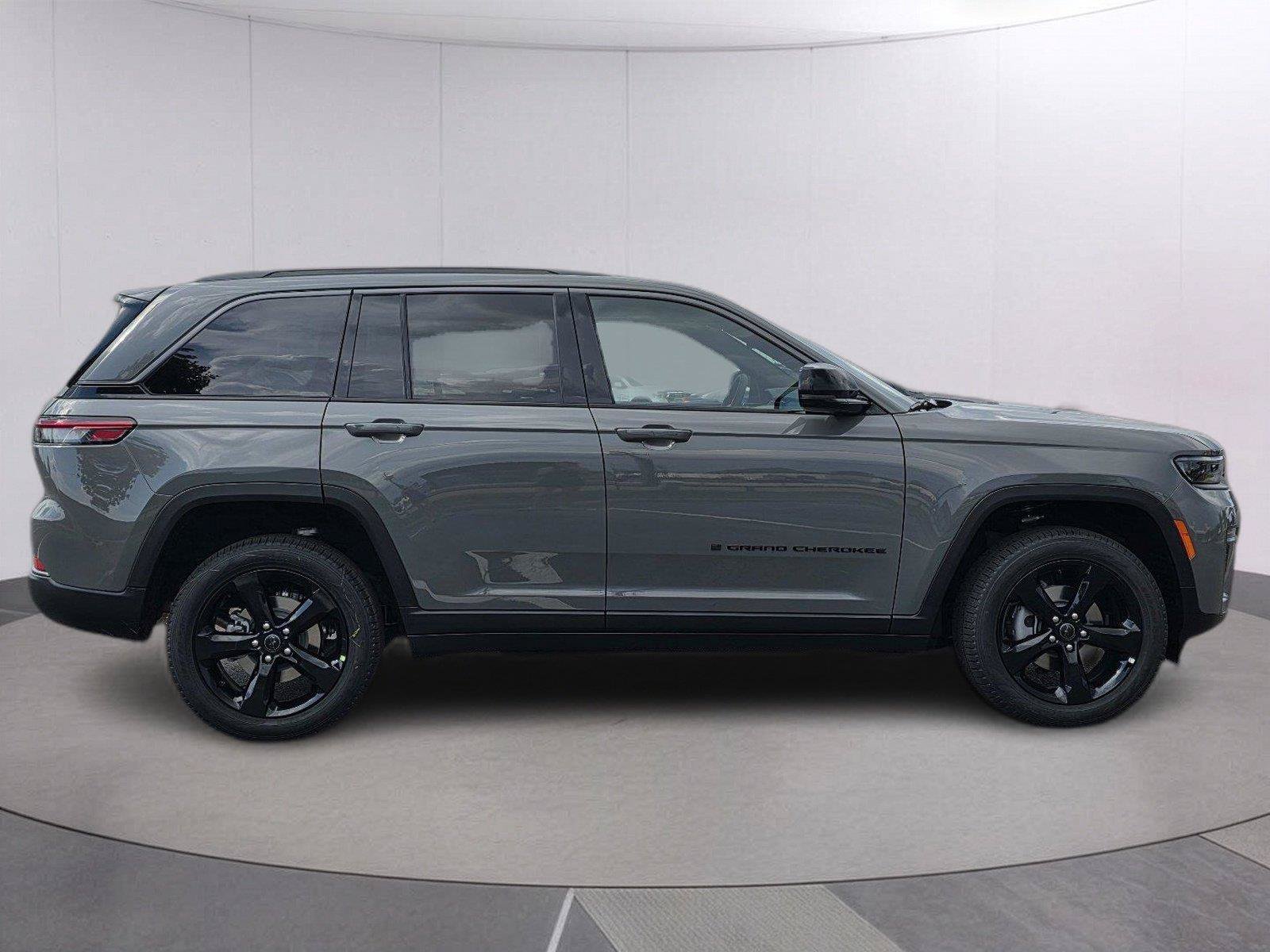 New 2027 Jeep Grand Cherokee Limited w/ Trailer Tow Package AWD/4WD image 4