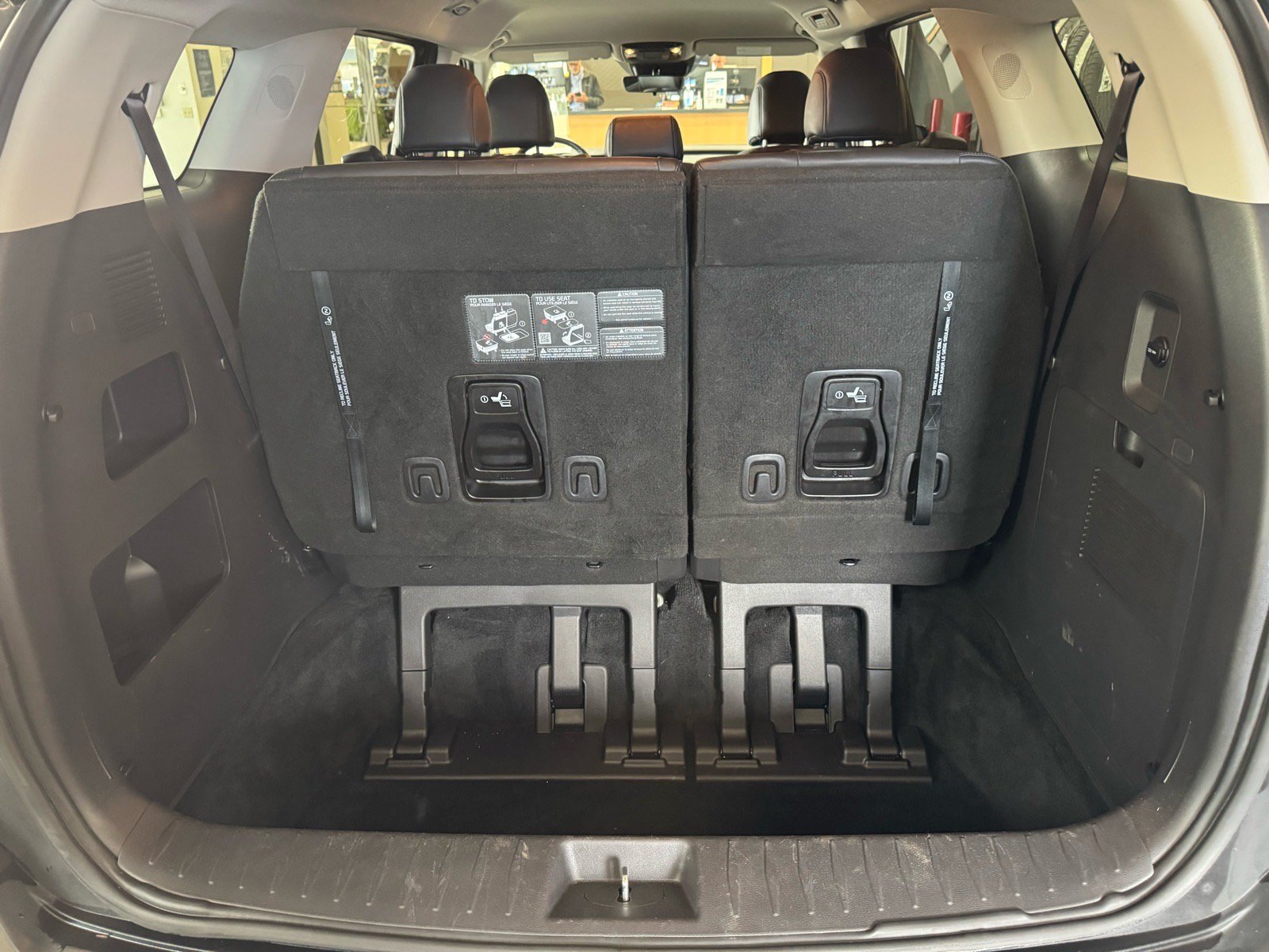 Used 2025 Kia Carnival FWD image 9