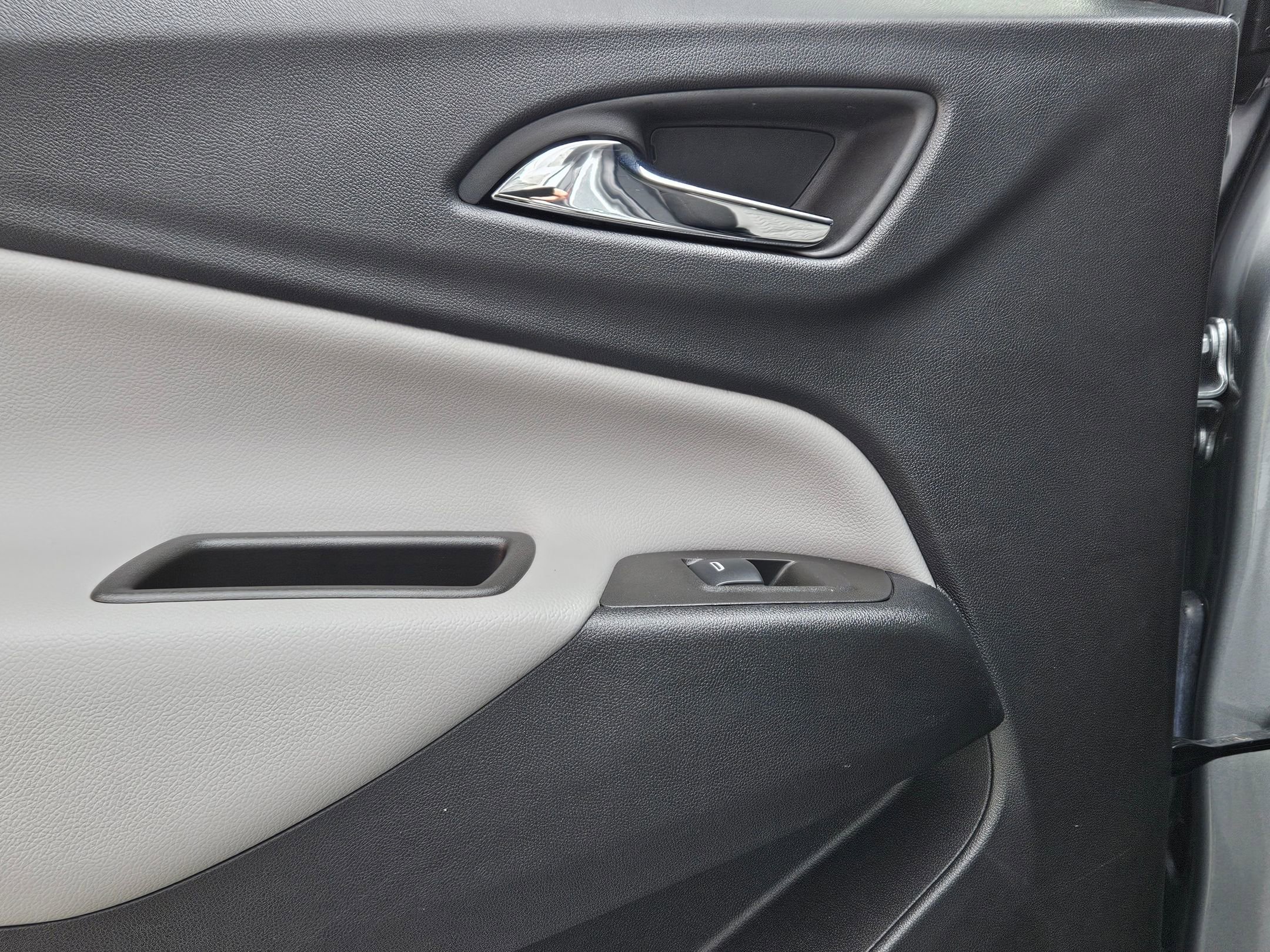 Used 2023 Chevrolet Equinox LT w/ Driver Convenience Package image 23