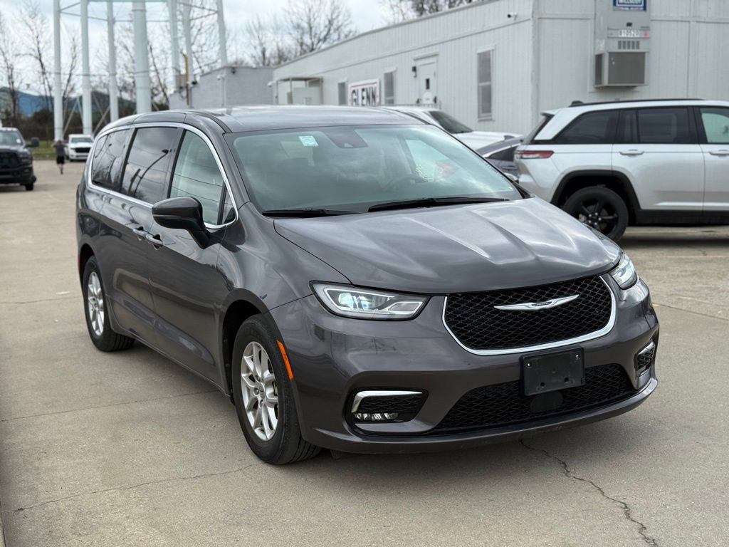 Used 2023 Chrysler Pacifica Touring-L image 4