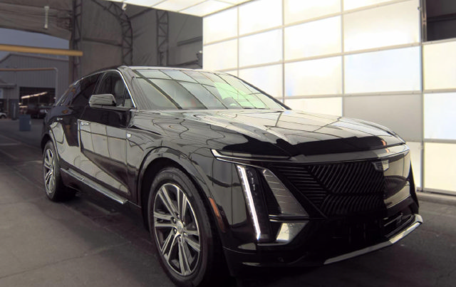 Used 2024 Cadillac Lyriq Luxury AWD/4WD image 3