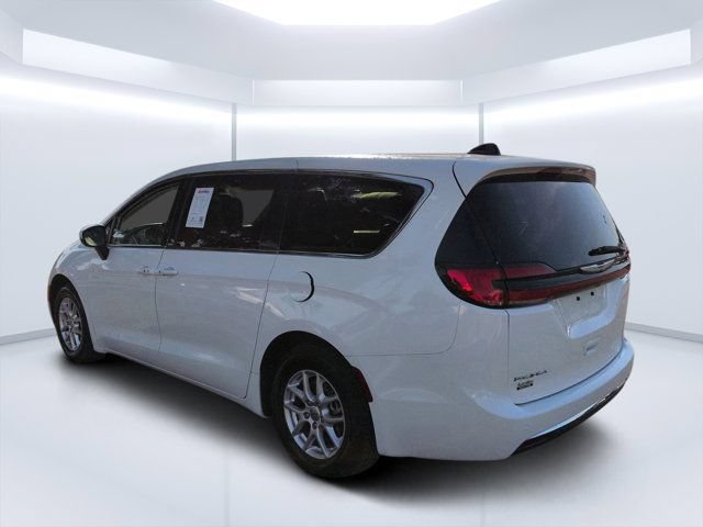 Used 2023 Chrysler Pacifica Touring-L FWD image 5