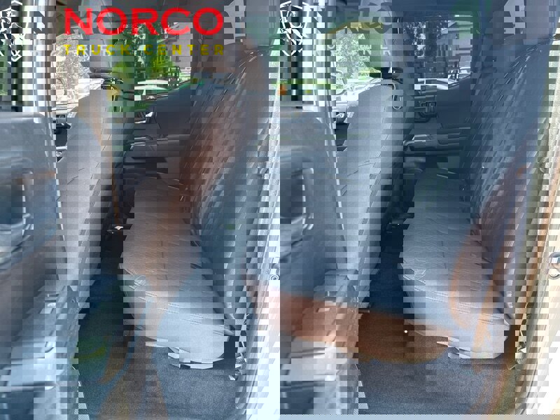 Used 2018 Toyota Tacoma TRD Sport w/ Technology Package image 17