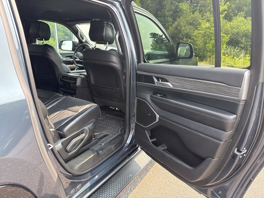 Used 2024 Jeep Wagoneer L Series II w/ Flexible Seating Group AWD/4WD image 23