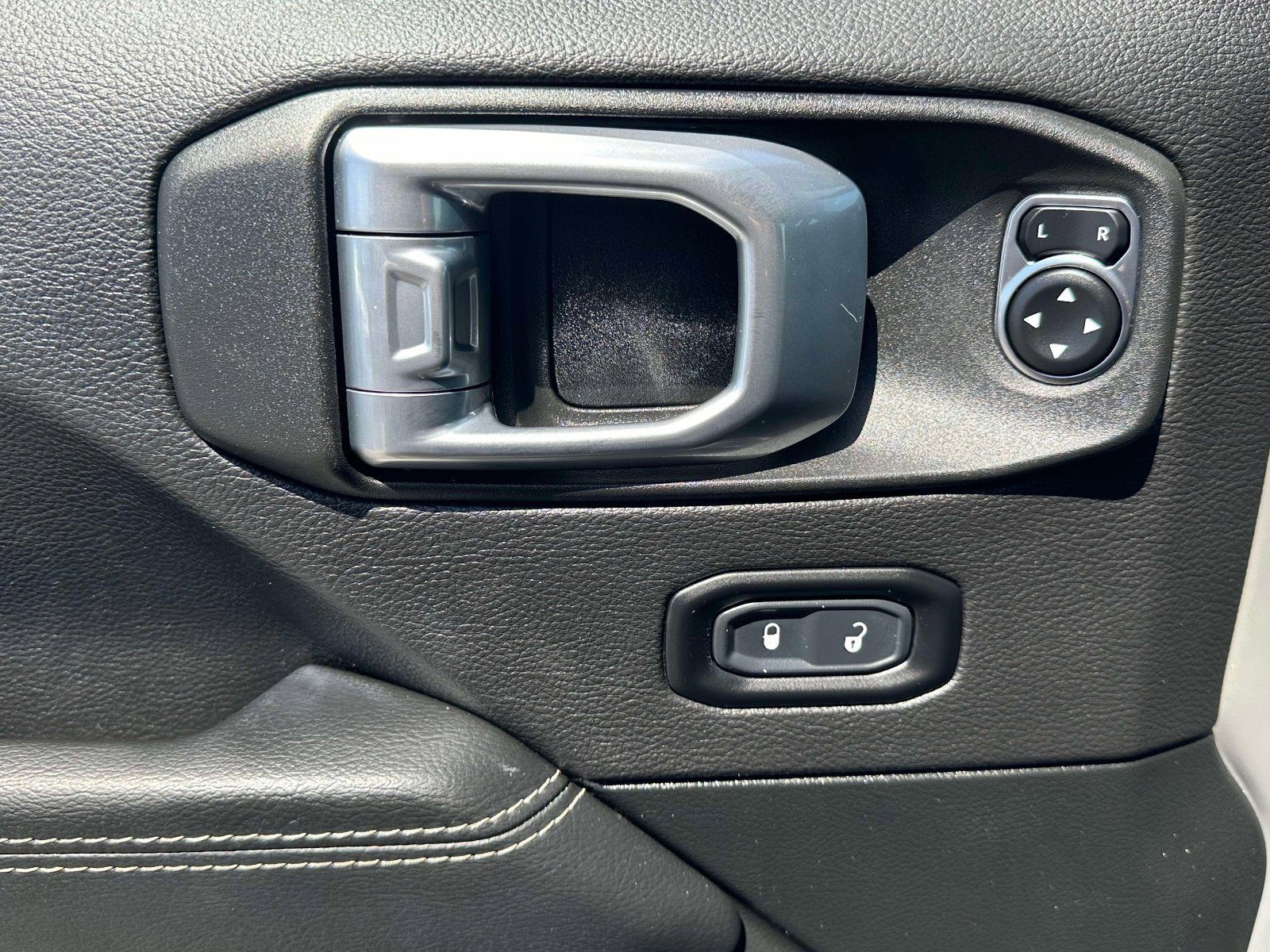 Used 2021 Jeep Wrangler Unlimited Sahara AWD/4WD image 17