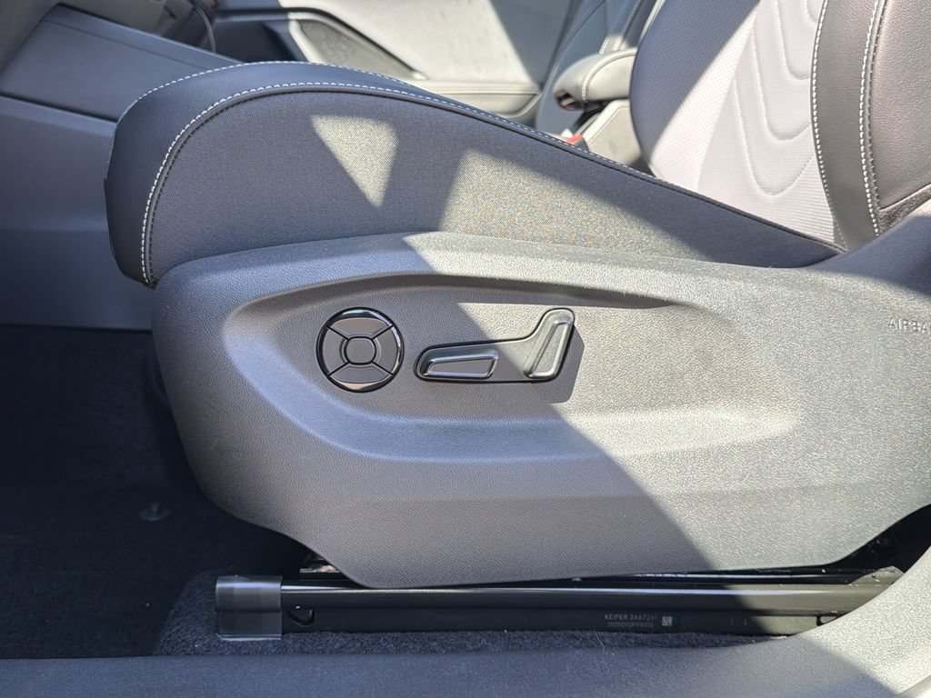 New 2026 Volkswagen Tiguan SE R-Line FWD image 24