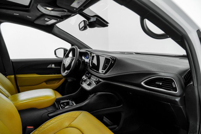 Used 2023 Chrysler Pacifica Pinnacle image 10