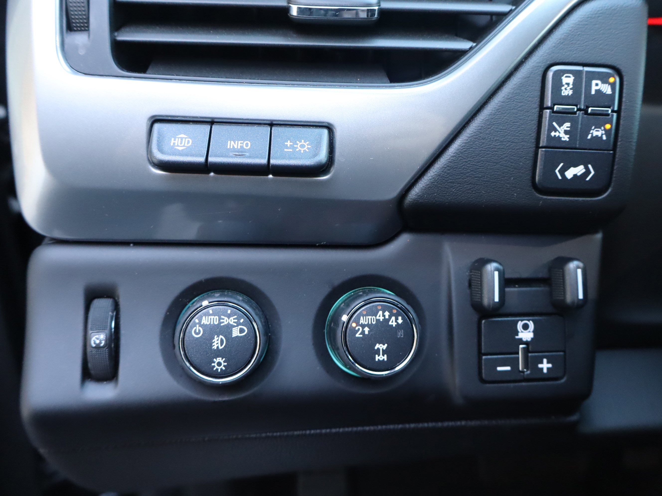 Used 2020 Chevrolet Suburban Premier w/ Premier Plus Edition image 22