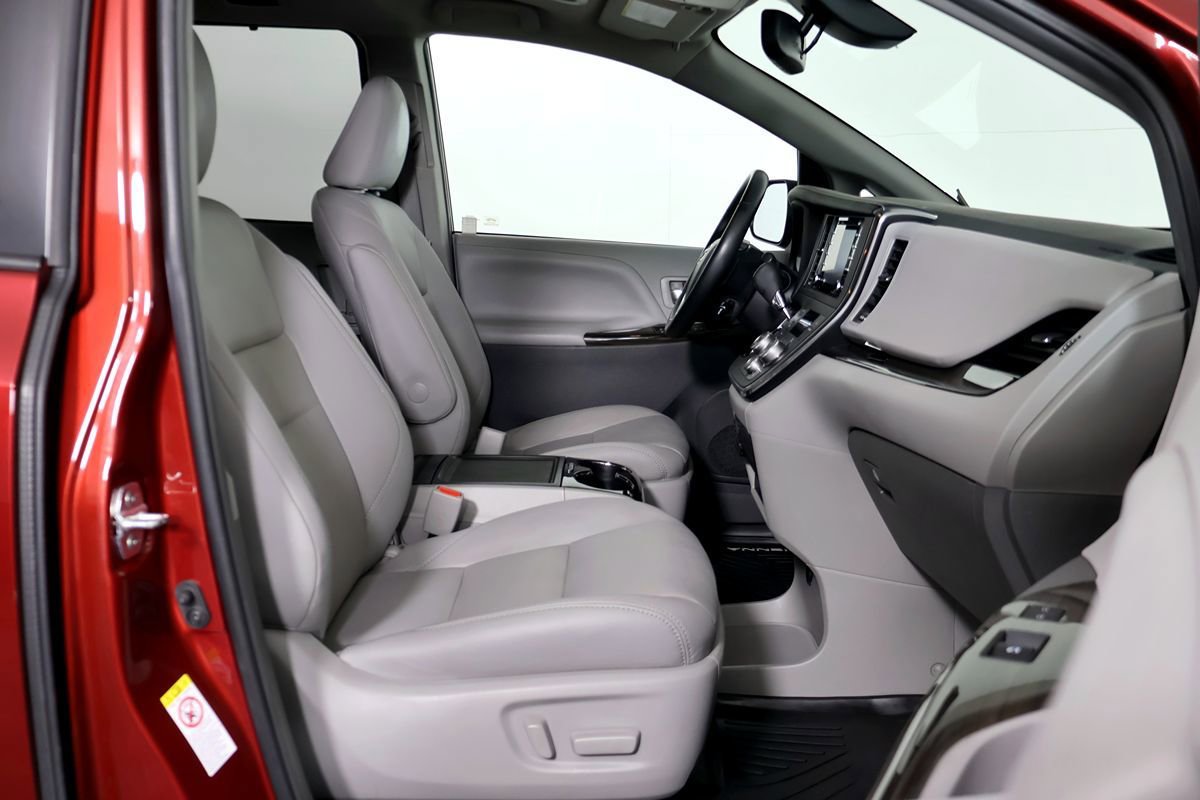 Used 2018 Toyota Sienna XLE w/ XLE Navigation Package FWD image 44