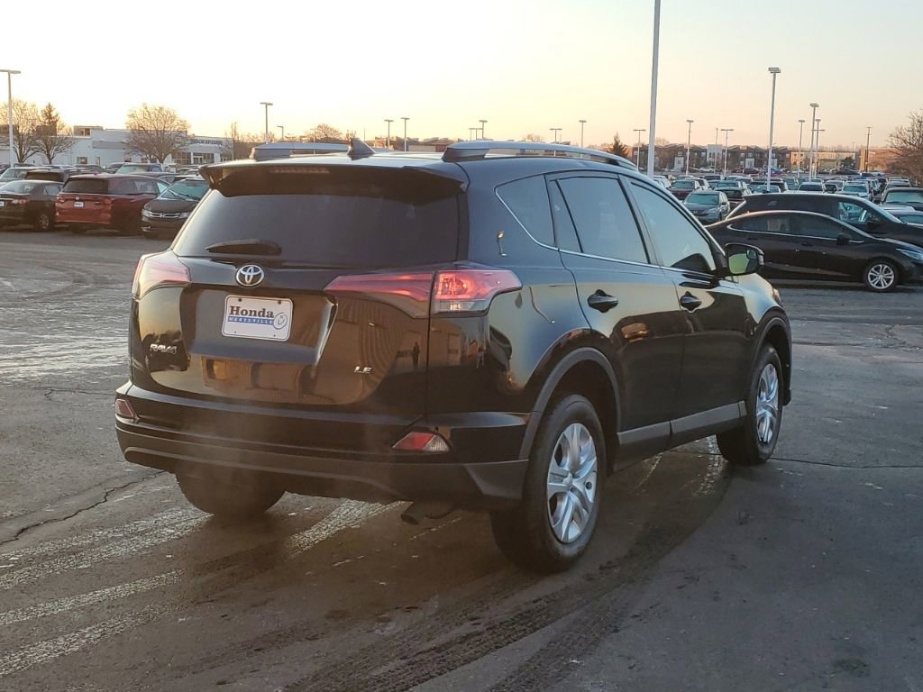 Used 2018 Toyota RAV4 LE image 9
