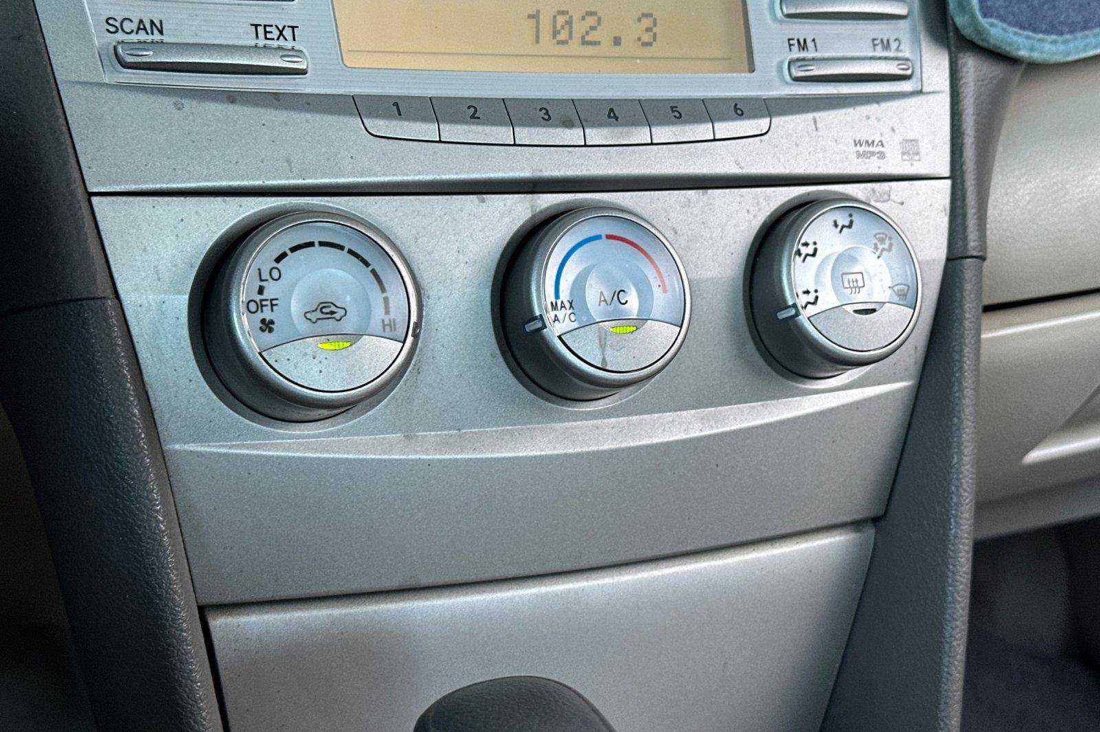 Used 2010 Toyota Camry LE FWD image 17