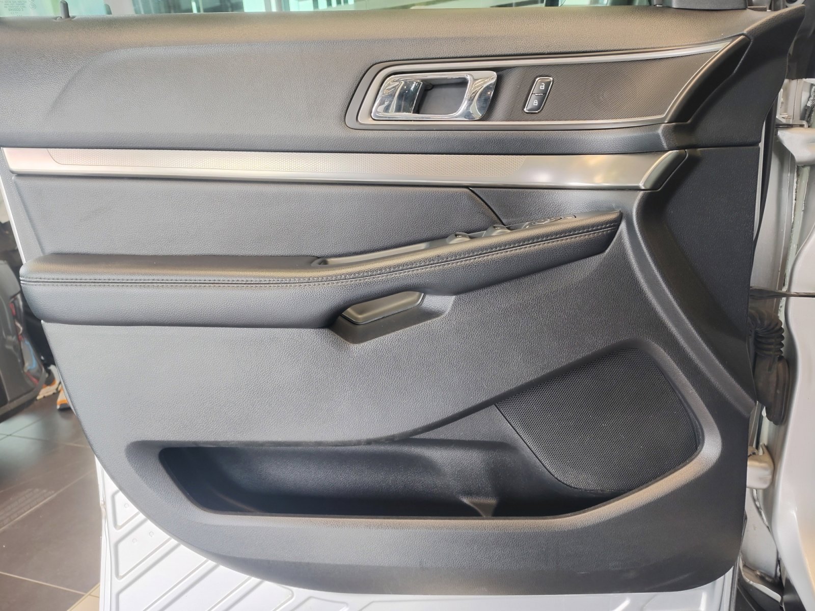 Used 2018 Ford Explorer XLT w/ Equipment Group 202A image 28