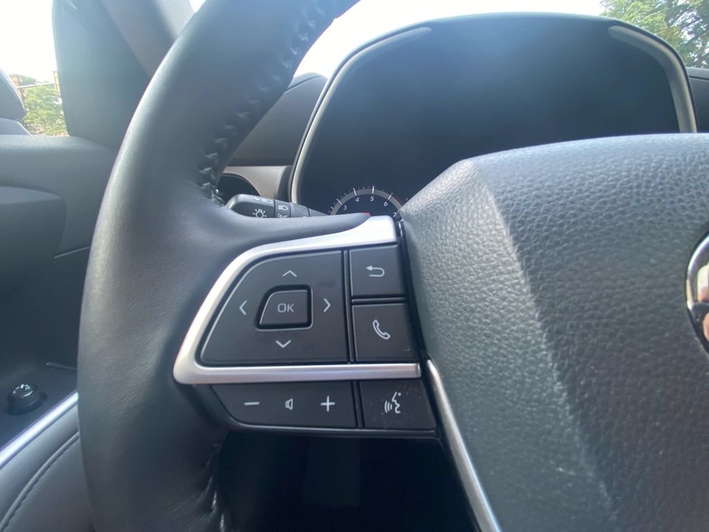 Used 2023 Toyota Highlander XLE AWD/4WD image 19