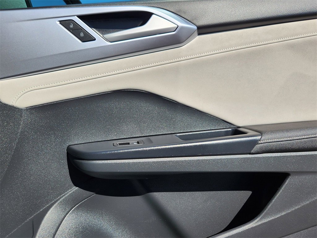 Used 2025 Volkswagen Taos SE image 19