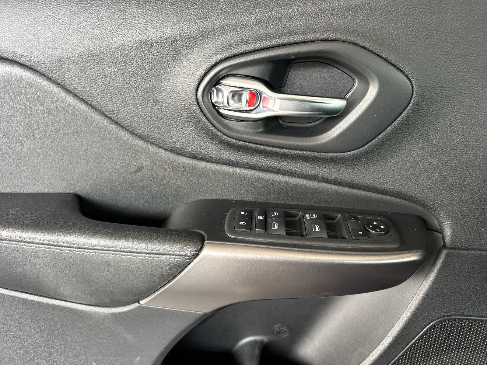 Used 2019 Jeep Cherokee Latitude w/ Popular Appearance Group FWD image 10