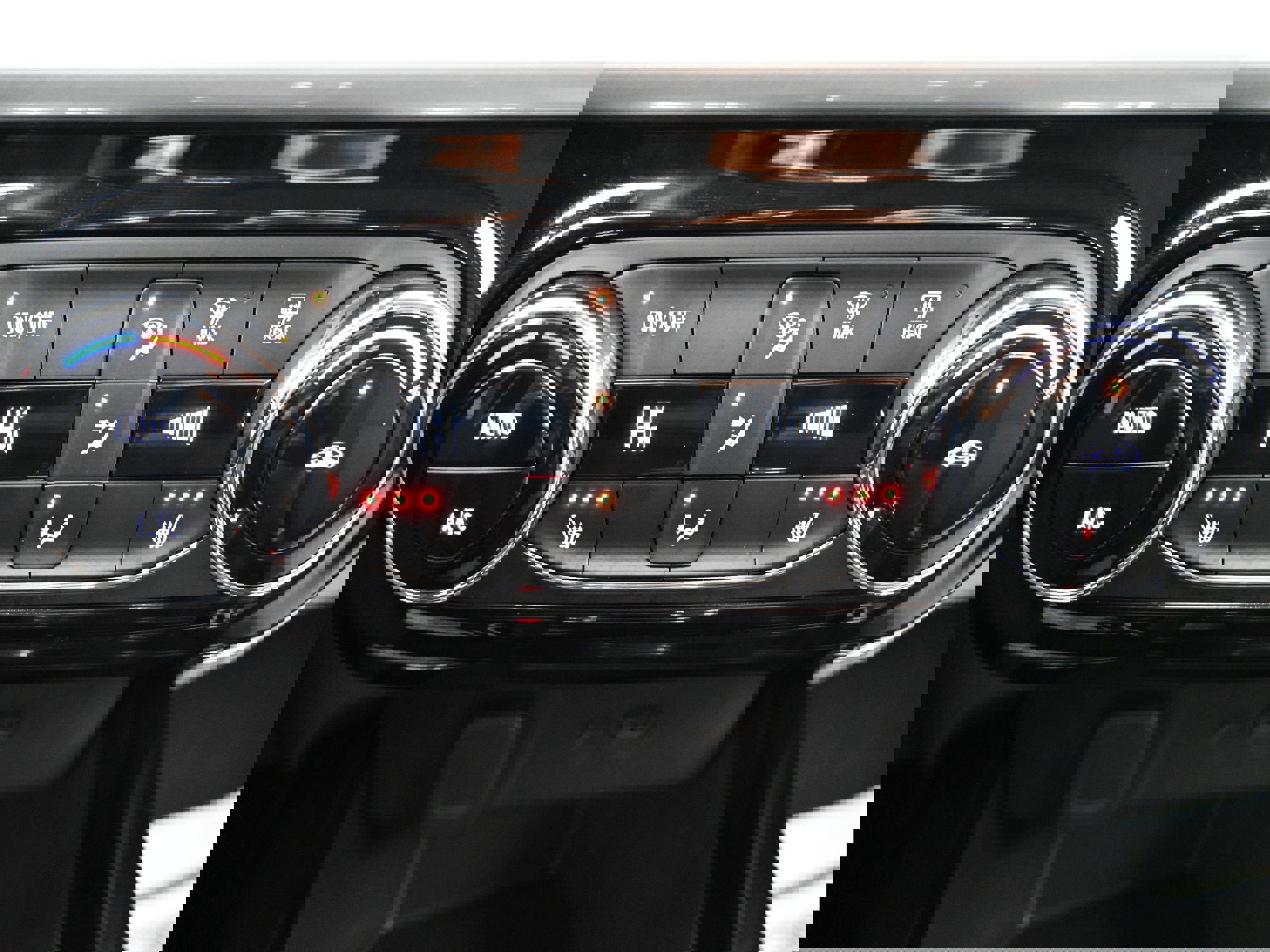 Used 2025 Chevrolet Trax LT w/ LT Convenience Package image 16