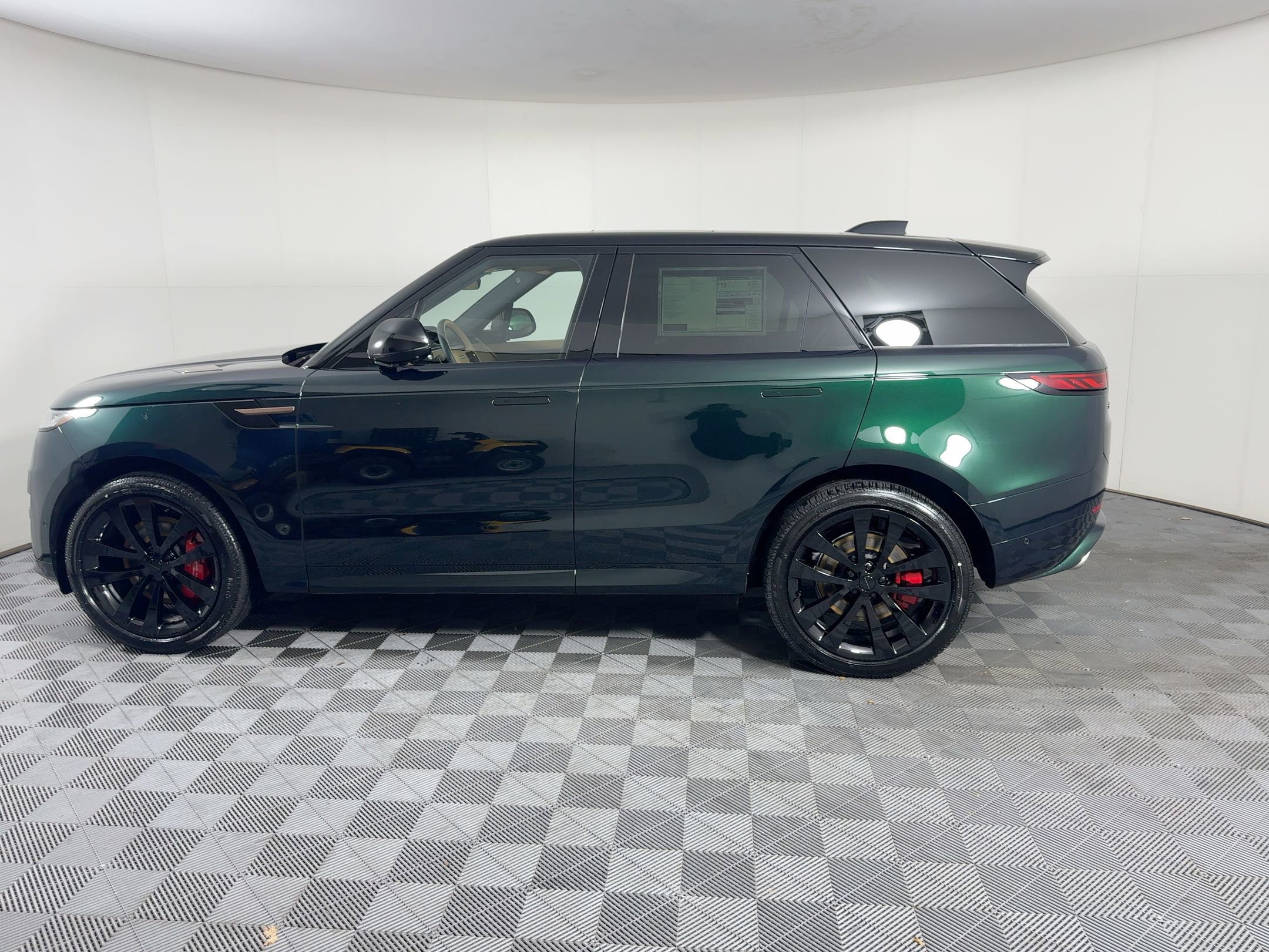 New 2026 Land Rover Range Rover Sport Dynamic SE image 2
