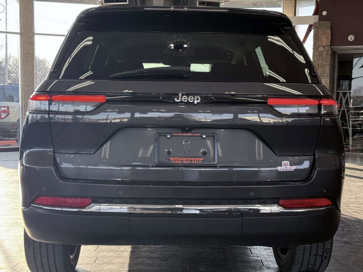 Used 2023 Jeep Grand Cherokee Laredo w/ Luxury Tech Group I image 15