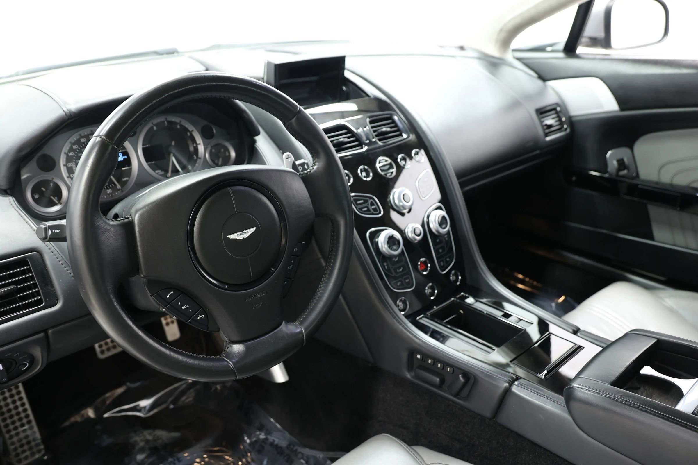 Used 2016 Aston Martin V8 Vantage S image 2