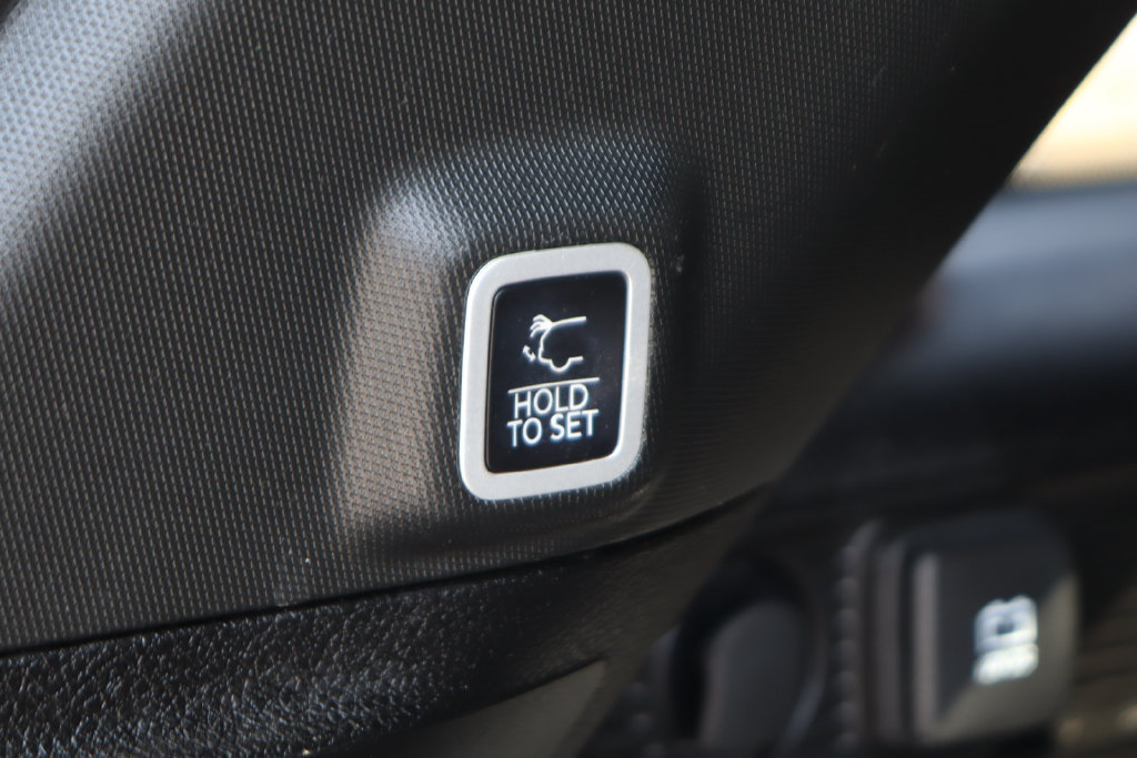 Used 2024 Jeep Grand Cherokee Altitude RWD image 9