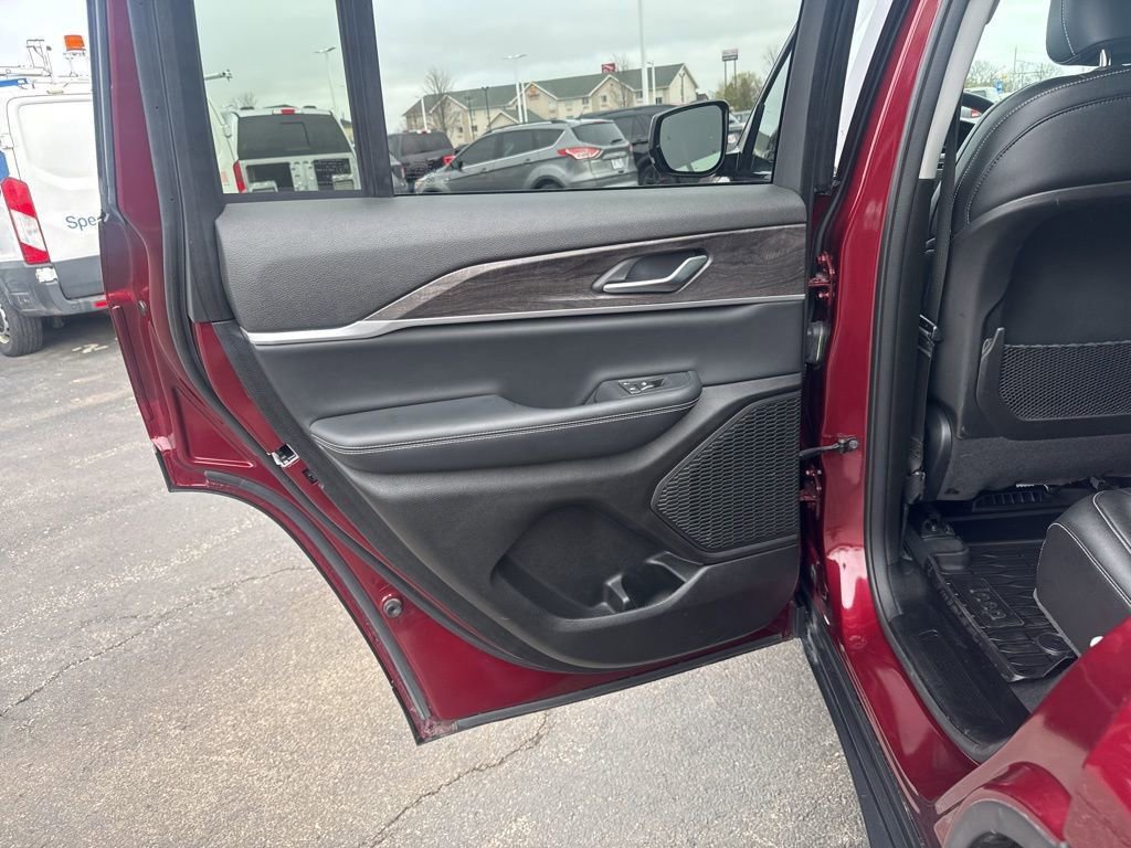 Used 2023 Jeep Grand Cherokee Limited w/ Black Appearance Package image 30