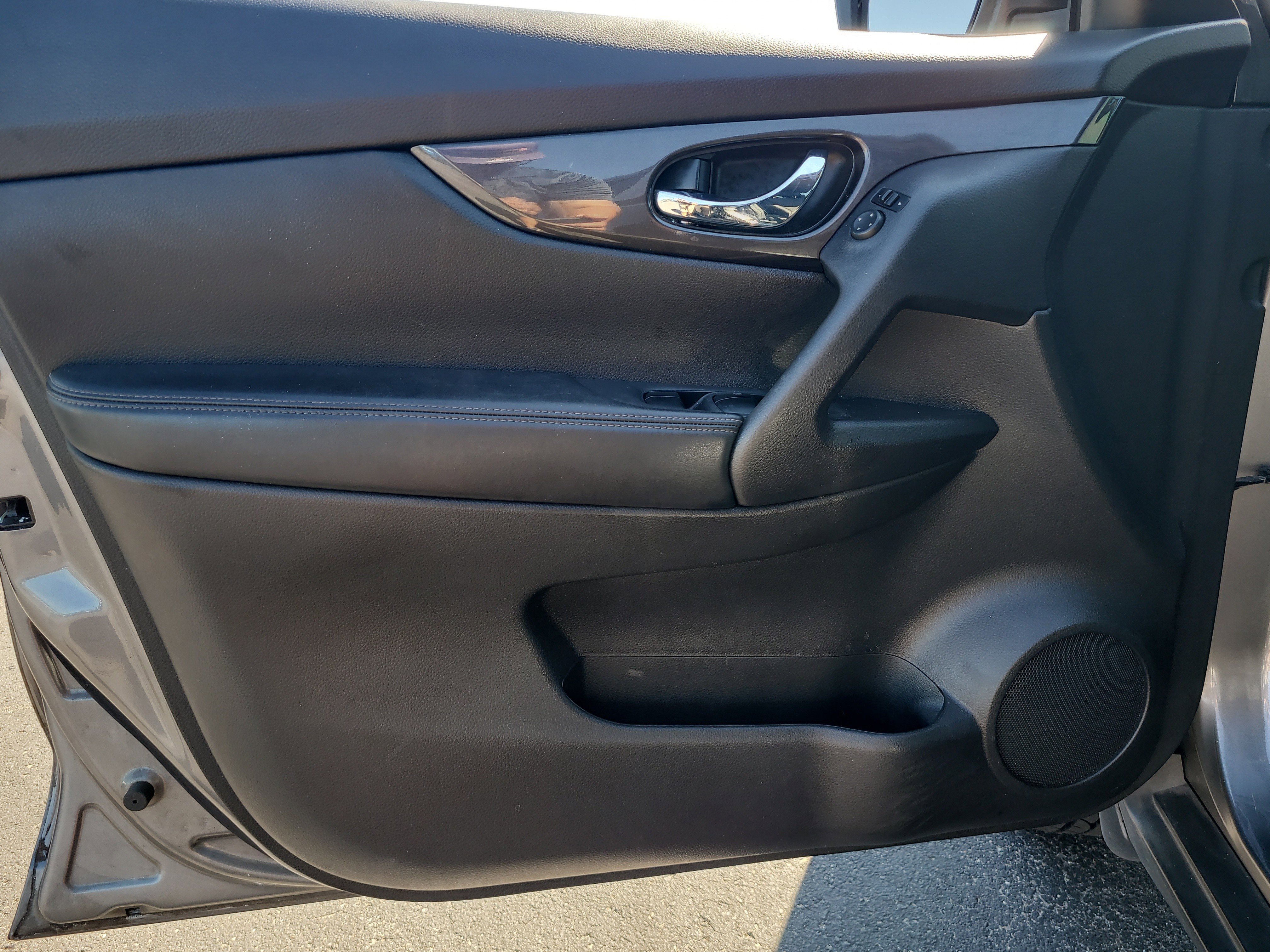 Used 2019 Nissan Rogue SV image 14