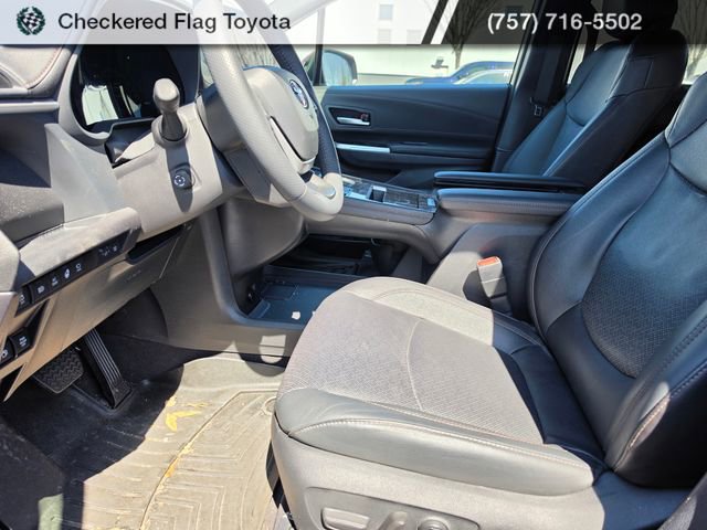 Used 2025 Toyota Sienna Platinum image 9