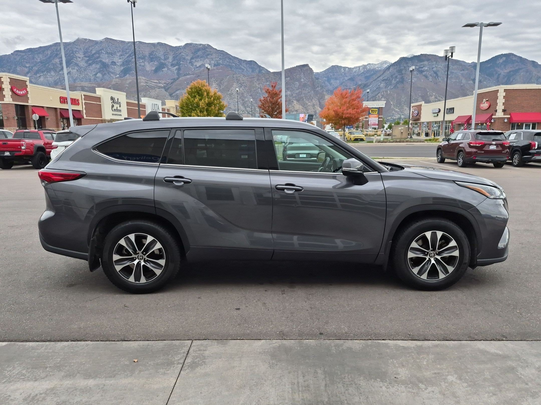 Used 2022 Toyota Highlander XLE AWD/4WD image 2
