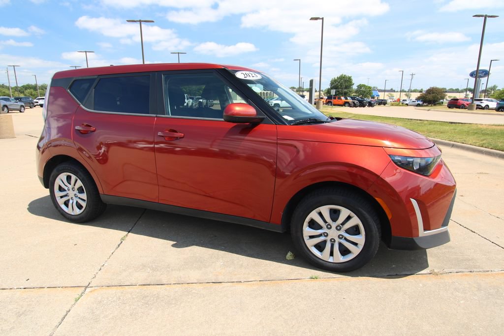 Used 2023 Kia Soul LX FWD image 3