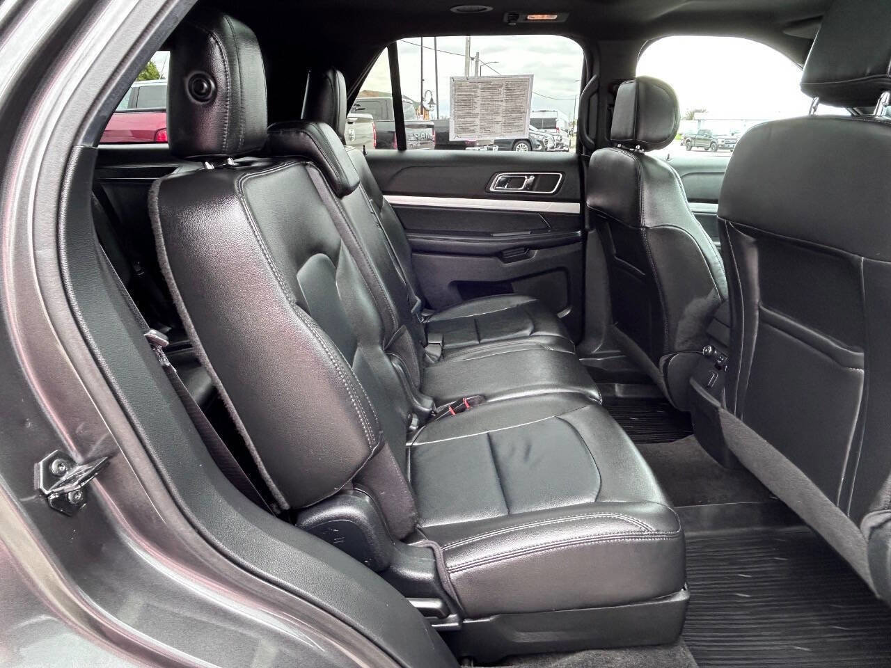 Used 2017 Ford Explorer XLT w/ Equipment Group 202A AWD/4WD image 21