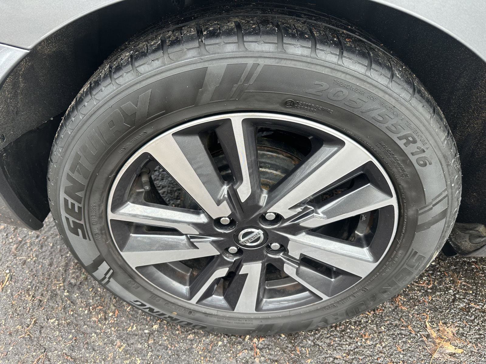 Used 2020 Nissan Versa SV image 5