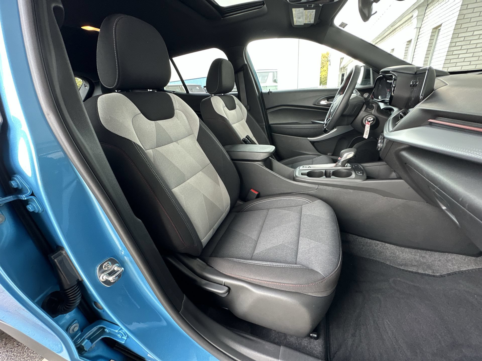 Used 2026 Chevrolet Trax RS w/ Sunroof Package FWD image 25