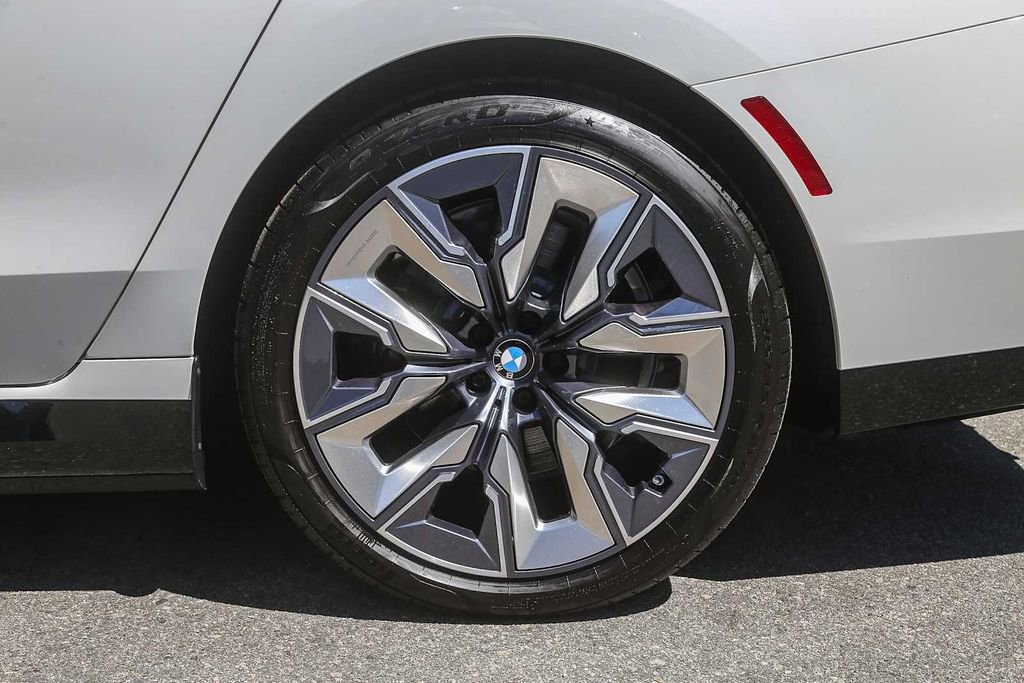 Used 2025 BMW i7 xDrive60 image 8