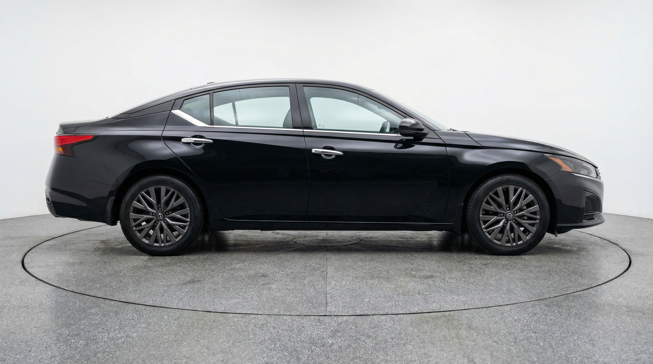 Used 2025 Nissan Altima 2.5 SV image 11