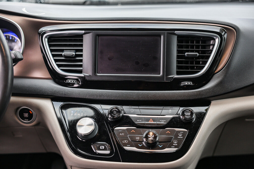 Used 2022 Chrysler Voyager LX FWD image 3