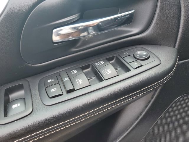 Used 2016 Dodge Grand Caravan SXT image 19