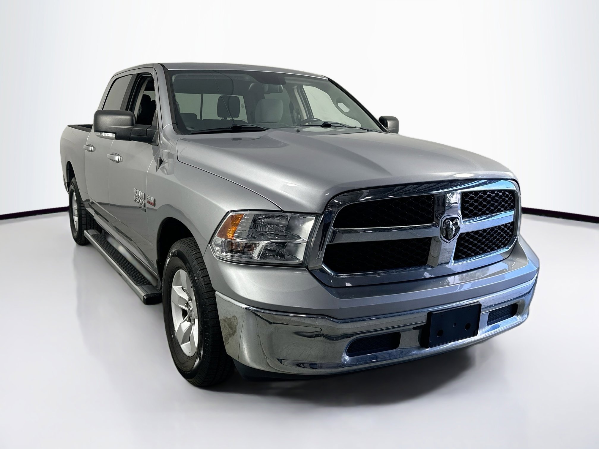 Used 2020 RAM 1500 Classic SLT w/ Luxury Group image 3