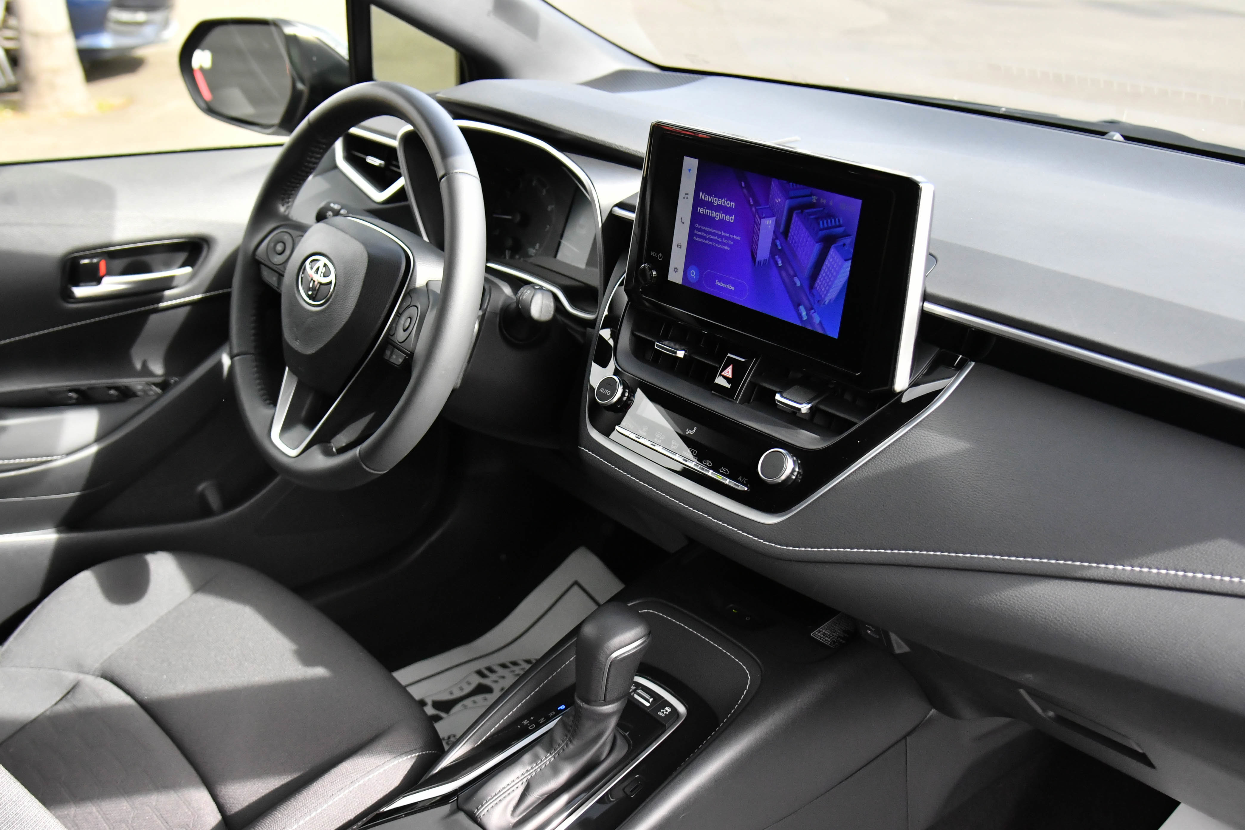 Used 2024 Toyota Corolla SE w/ SE Package image 46