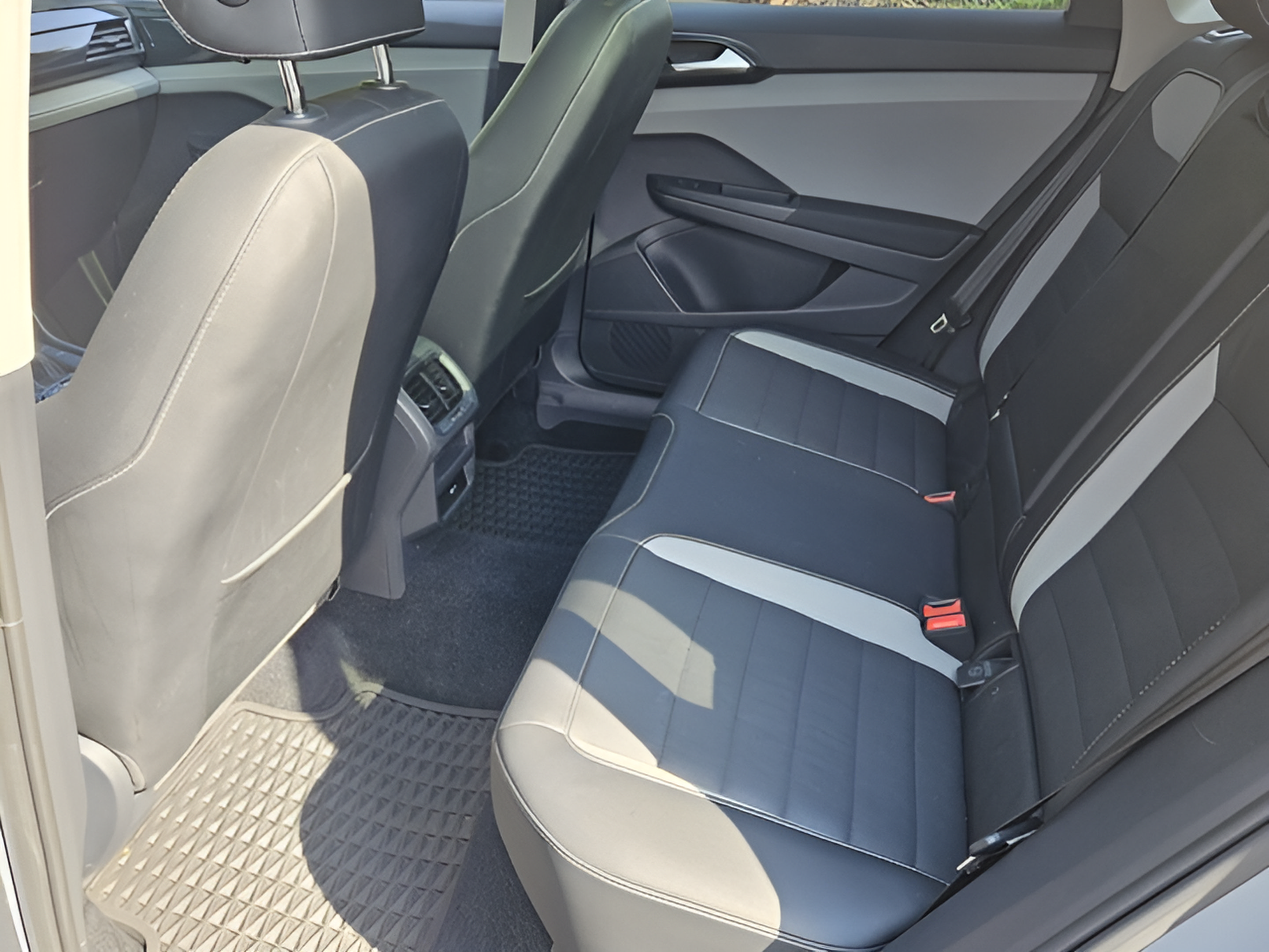 Certified 2022 Volkswagen Taos SEL AWD/4WD image 9